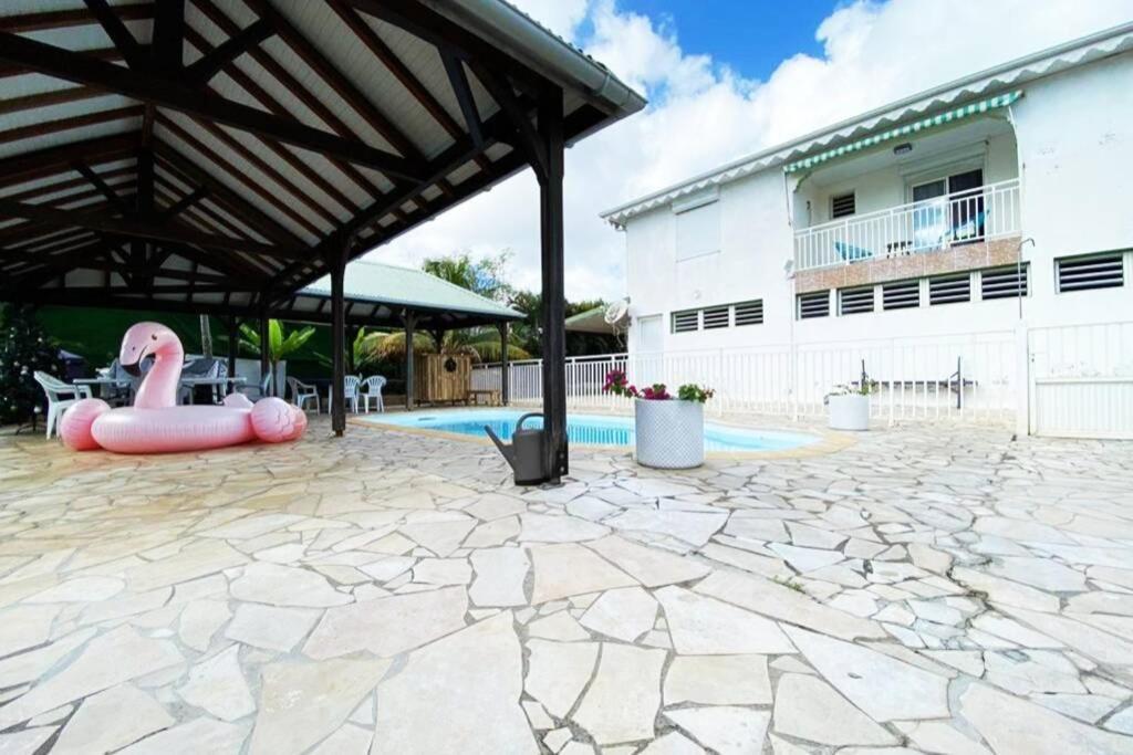Charmant Appartement Avec Piscine Le Robert Kültér fotó