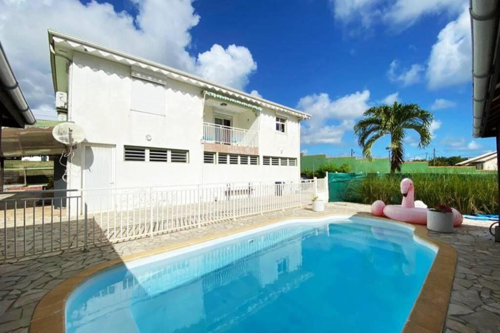 Charmant Appartement Avec Piscine Le Robert Kültér fotó