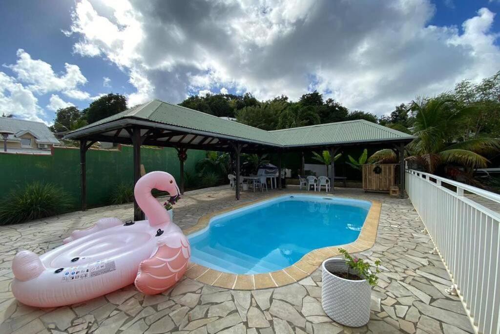 Charmant Appartement Avec Piscine Le Robert Kültér fotó